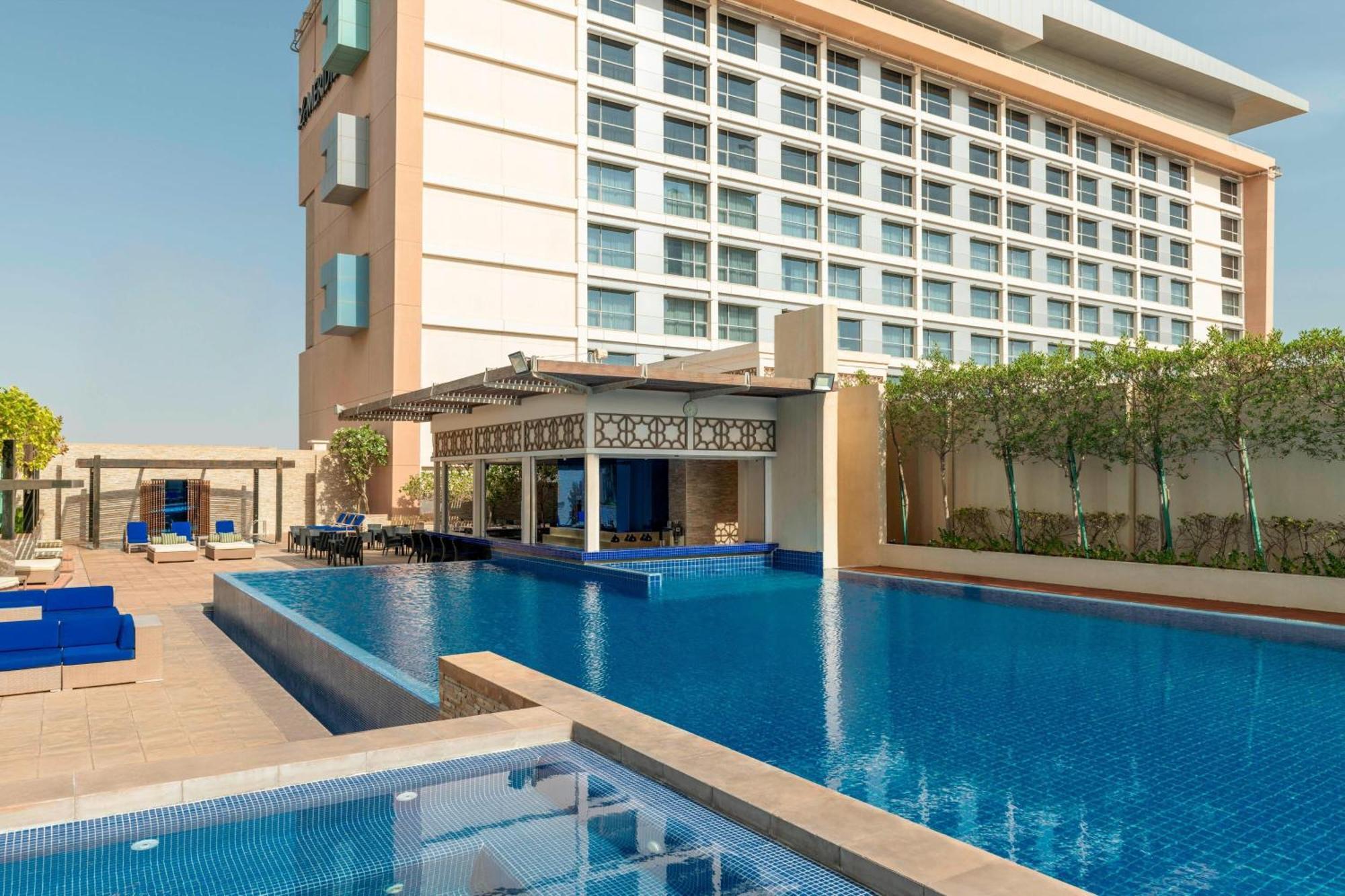 Le Meridien City Centre Bahrain Manama Exterior photo The swimming pool at the hotel