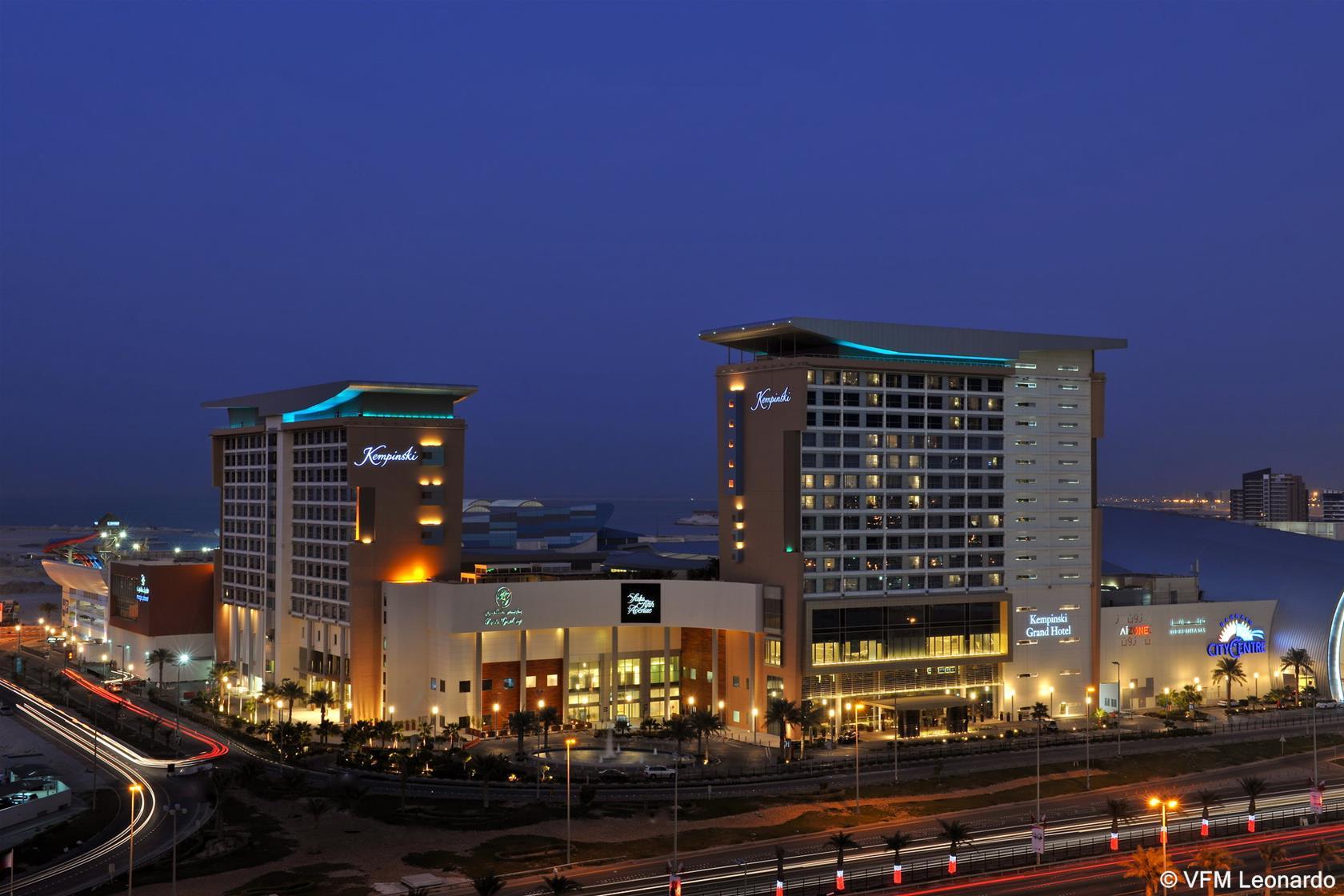Le Meridien City Centre Bahrain Manama Exterior photo The Sheraton San Diego Hotel and Marriott Hotel at night